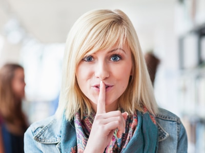 schulfreiraum.ch - Coaching und Mediation - junge Frau, blond, Zeigfinger auf Mund schulfreiraum.ch - Coaching und Mediation - junge Frau, blond, Zeigfinger auf Mund