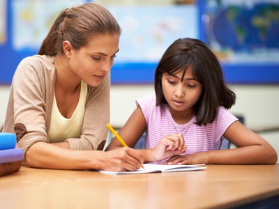 triums.ch und nachhilfe-plus.ch - Nachhilfe-Lehrerin zeigt einem Mädchen, wie es eine Aufgabe lösen kann triums.ch und nachhilfe-plus.ch - Nachhilfe-Lehrerin zeigt einem Mädchen, wie es eine Aufgabe lösen kann