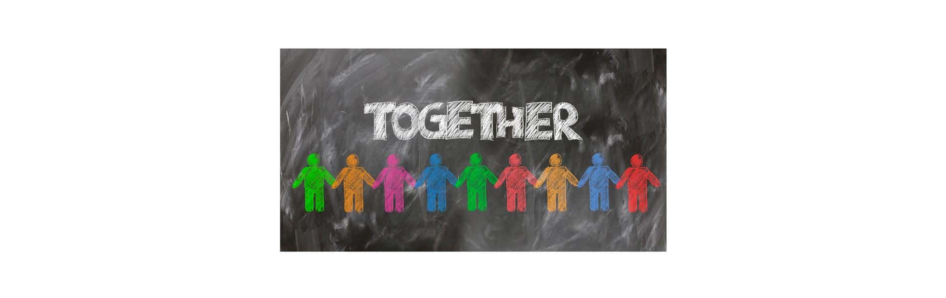 triums.ch - begegnen-begleiten-weiterbringen - Wandtafel schwarz mit farbigen Männchen und Titel TOGETHER